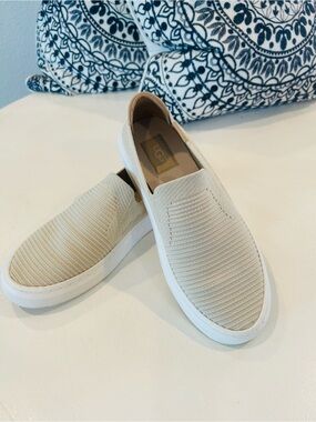 UGG Women’s Sammy Slip-On Knit sneakers in Light Beige. Size 7.5.